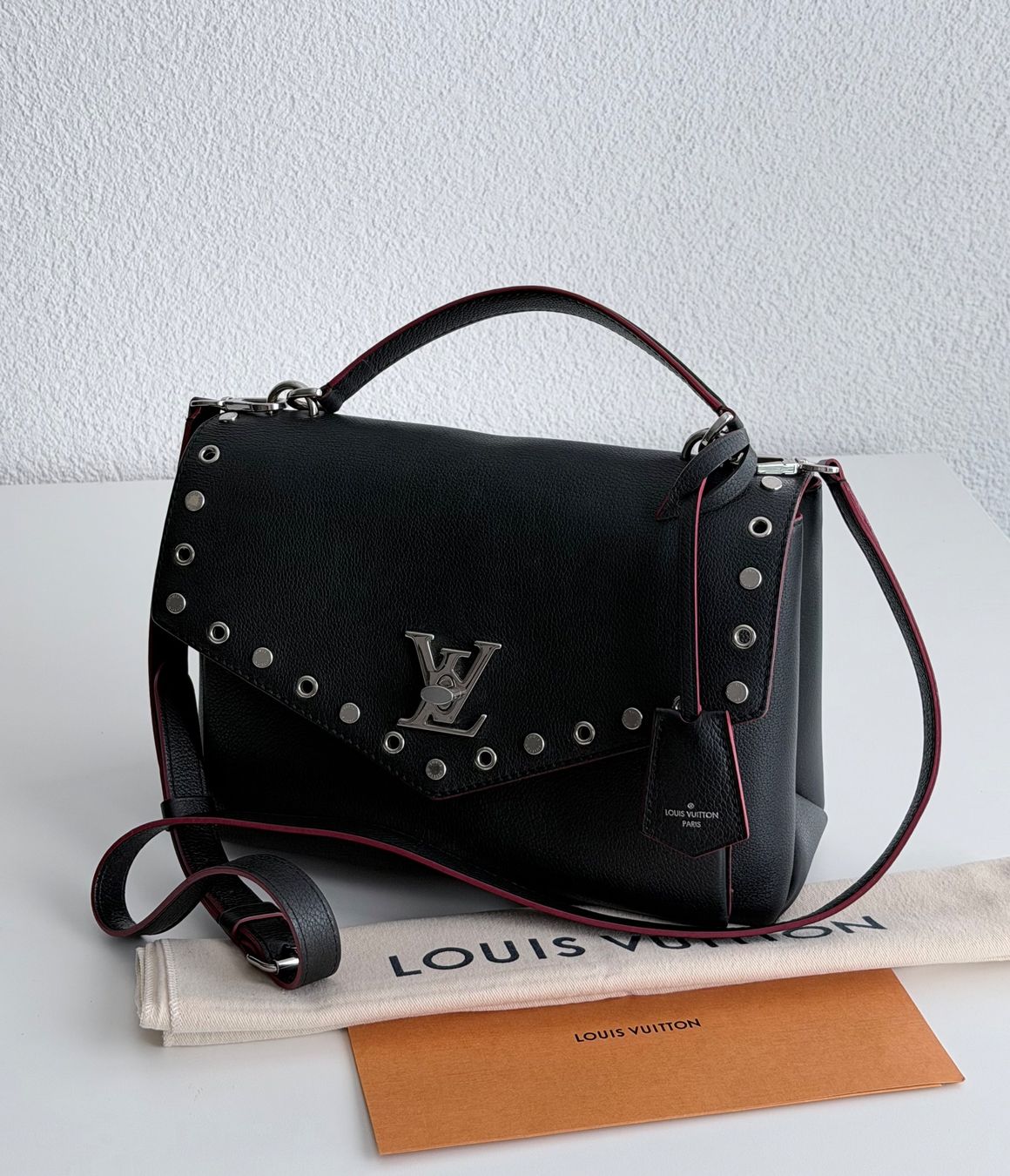 Louis Vuitton Borse da donna: Louis Vuitton MyLockMe Rivets Noir – Usato da Reinach AG venduto da RobbisB 5