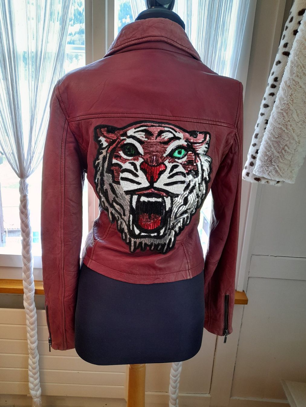 Orsay Giacche: Lederjacke mit Tigerkopf . S . orsay . echtes Leder – Usato da Leuggelbach venduto da schmetterlings-fee 1
