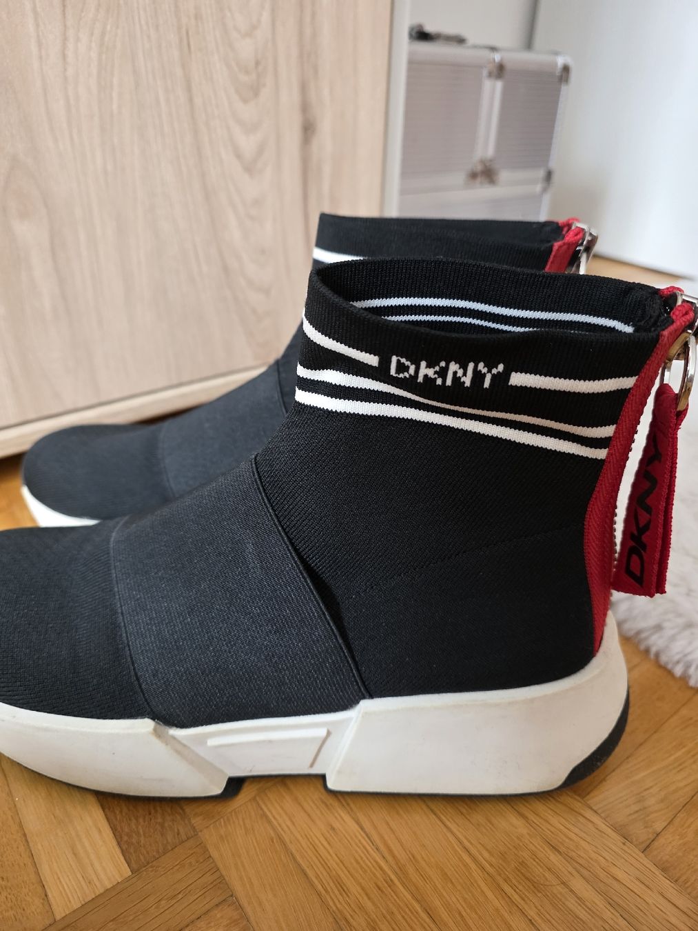 DKNY Damenschuhe: DKNY Sneakers, Schwarz/Rot, Gr. 39 – Neu (gemäss Beschreibung) aus St Gallen von vir_5kgt 6