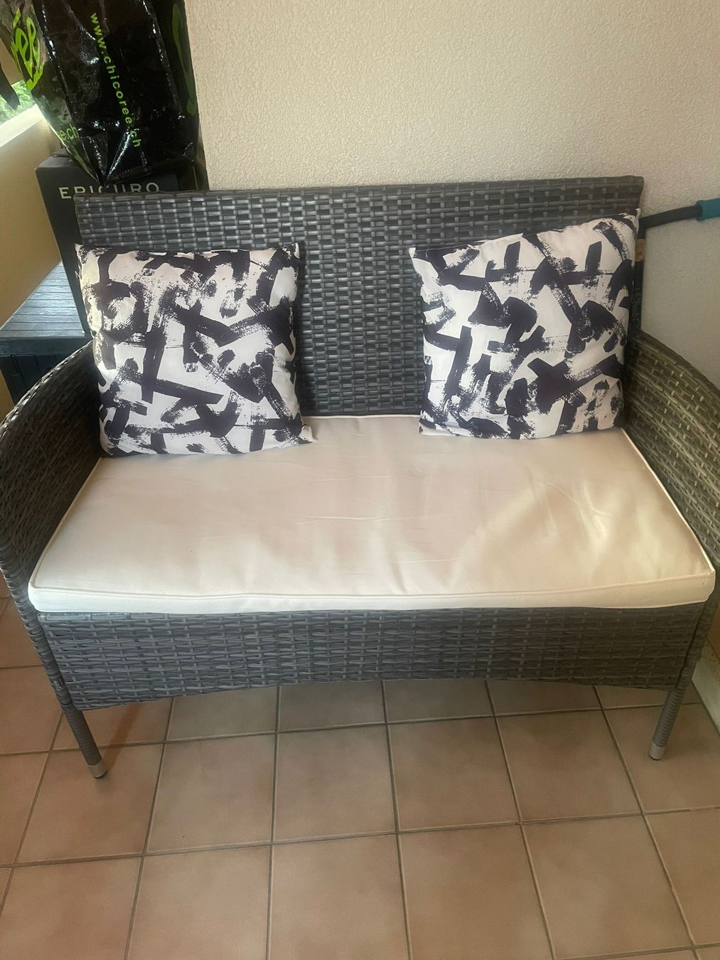Set di tavolo e panche: Salon de balcon – Usato da Genève venduto da ton_w5k2 1