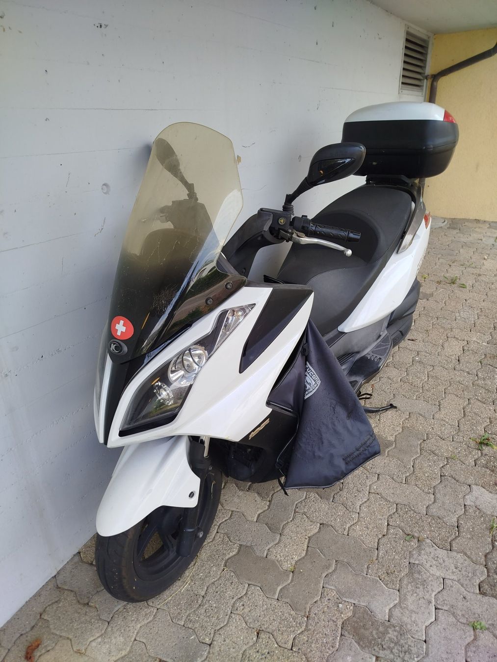 Kymco Scooters: Roller Kymco Downtown 125 mit Topcase – Gebraucht aus Thalwil von DigitalSoldier 1