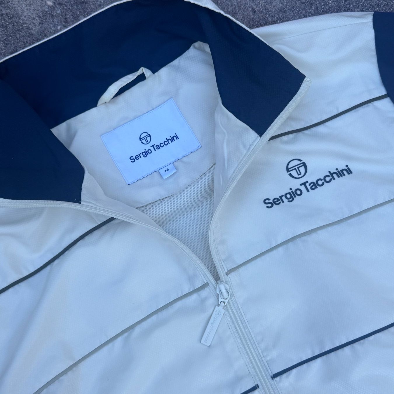 Giacche: Sergio Tacchini vintage white track jacket trainingsjacke M – Usato da St. Gallen venduto da sourced_limited 2