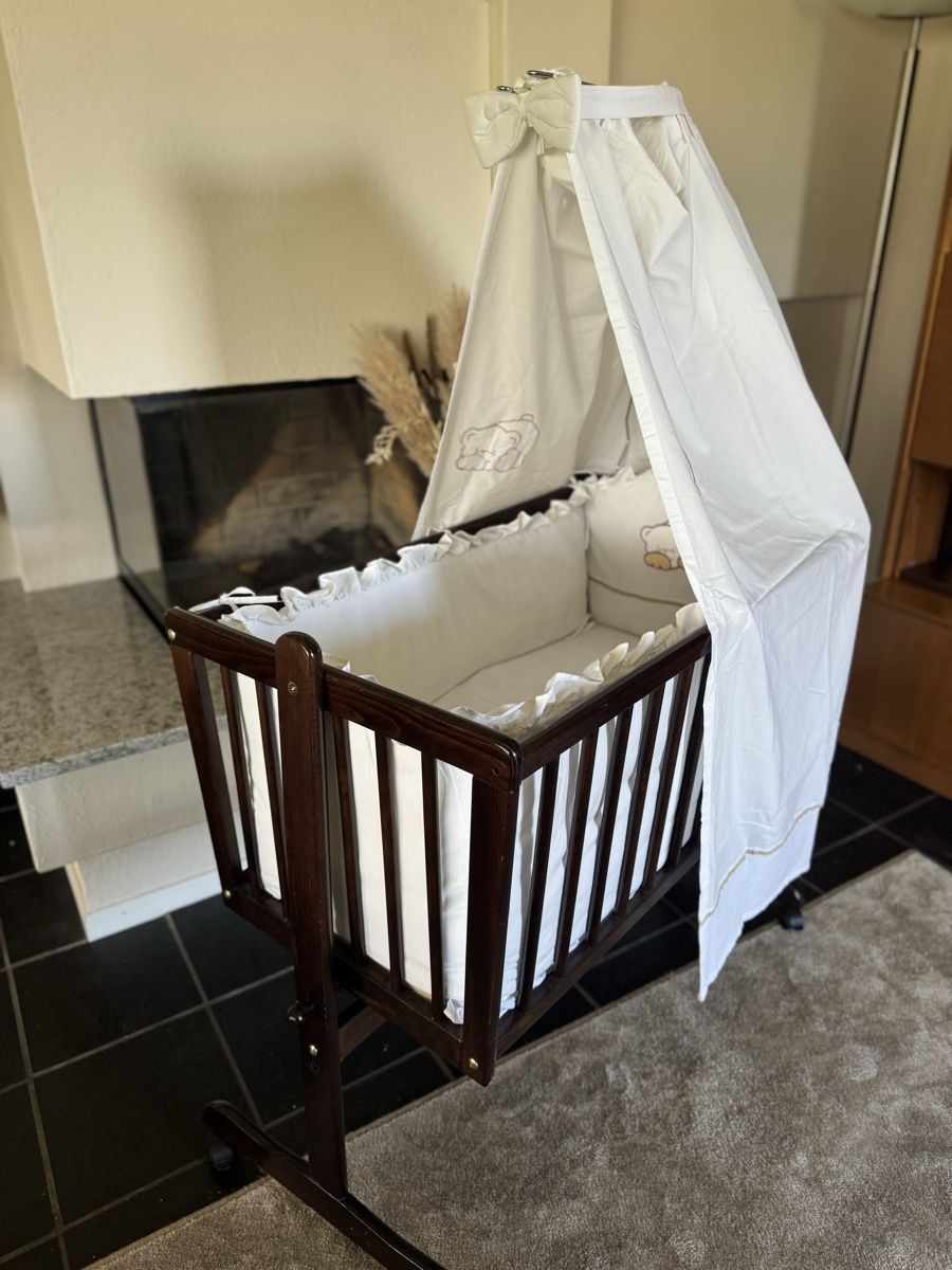 Letti: Baby Crib in Dark Wood – Usato da Bergdietikon venduto da NathalieC02