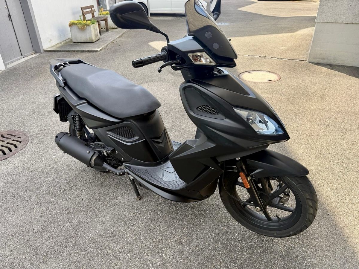 Kymco Scooter: Roller Kymco Super8 125 schwarz – Usato da Widnau venduto da t1990