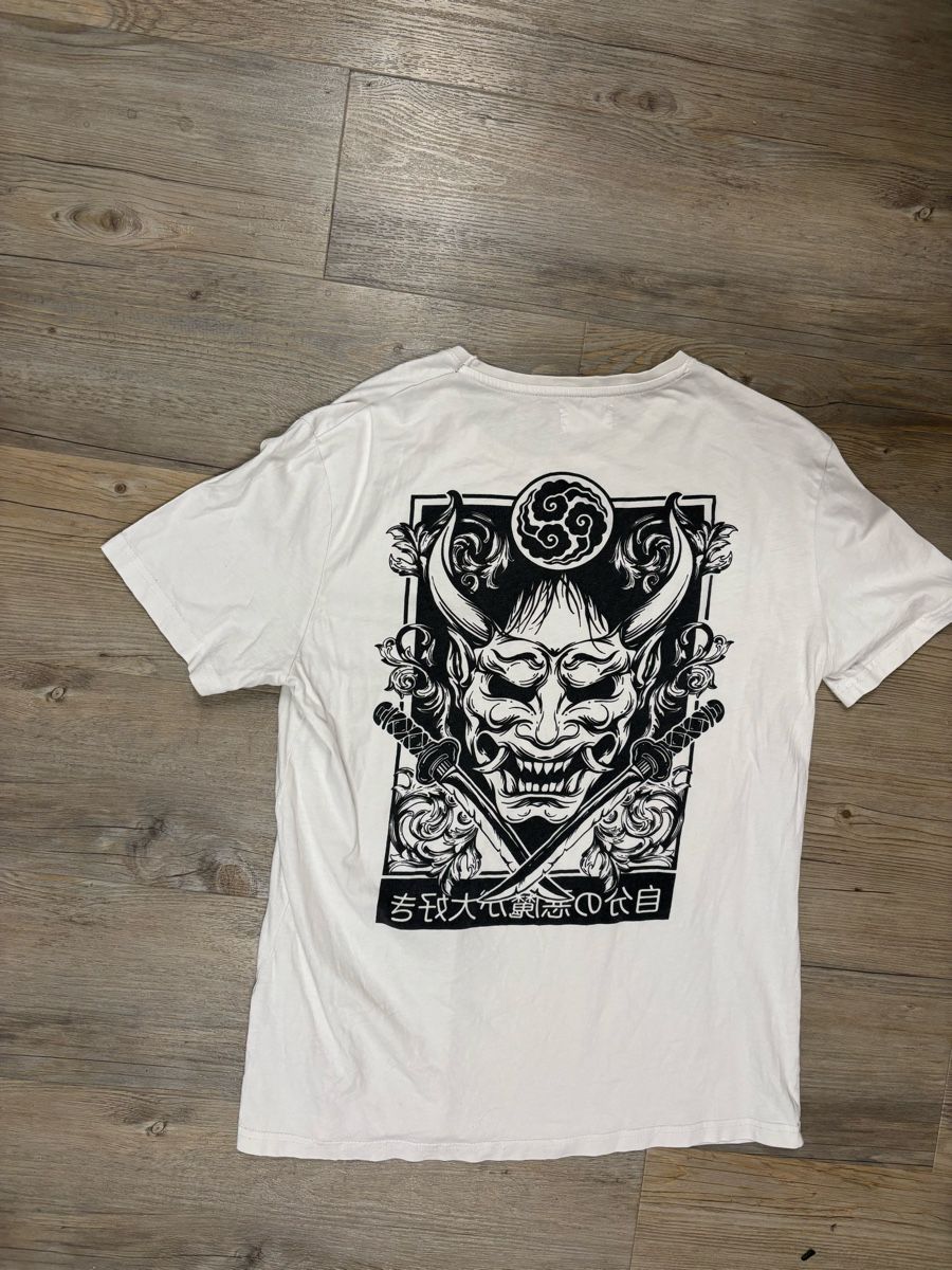 T-shirt: Tshirt  – Usato da Schaffhausen venduto da lua_9yfq 1