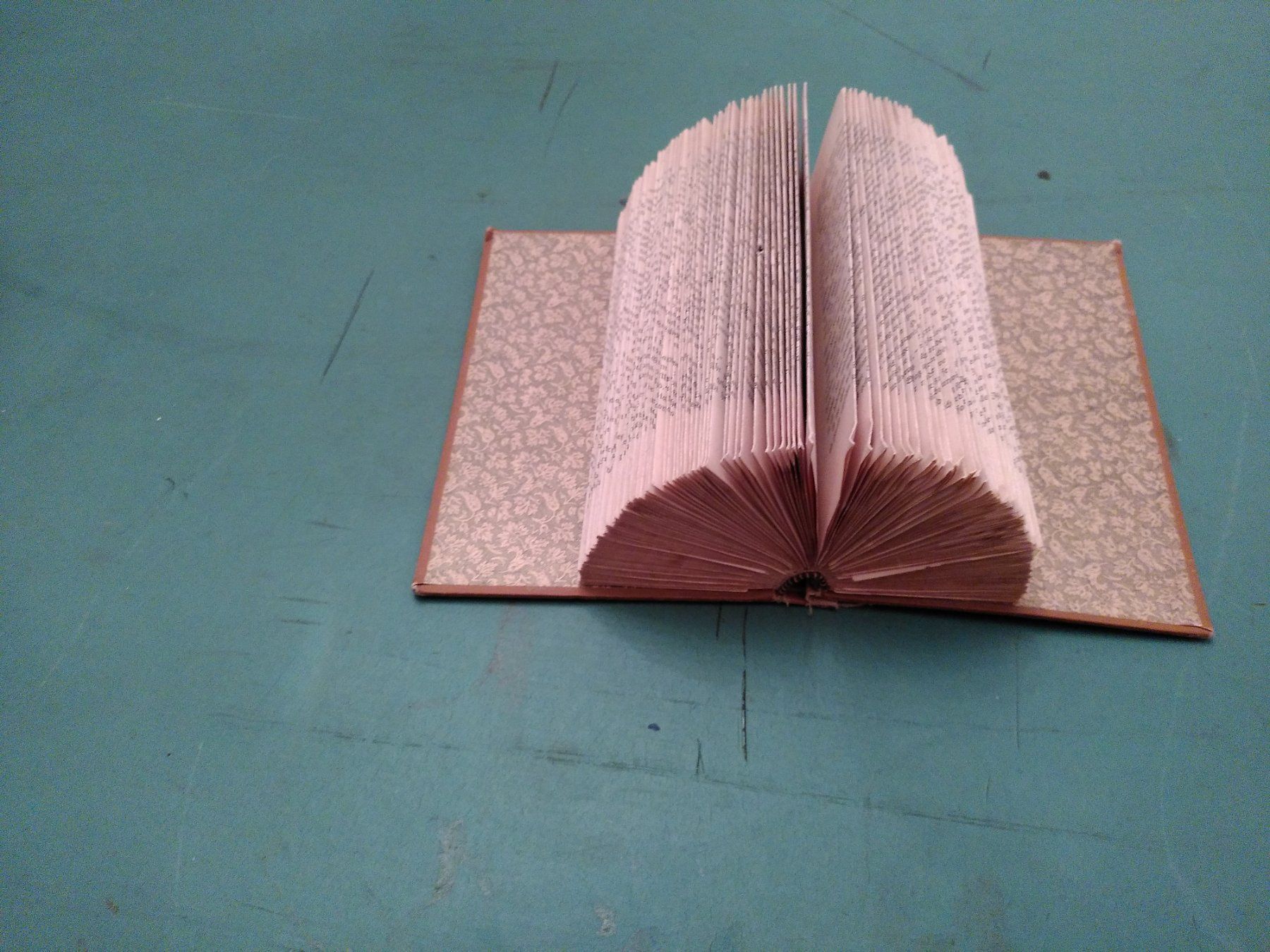 Alle Dekorationen: Kartenhalter aus einem alten Buch – Gebraucht aus St. Urban von pme_f7td 1