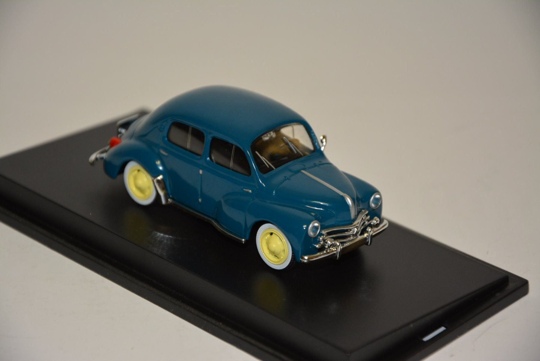 Renault Modellini d'auto: Renault 4CV , Universal Hobbies , 1:43 – Nuovo e nell'imballaggio originale da Goldach venduto da Feivel9 5