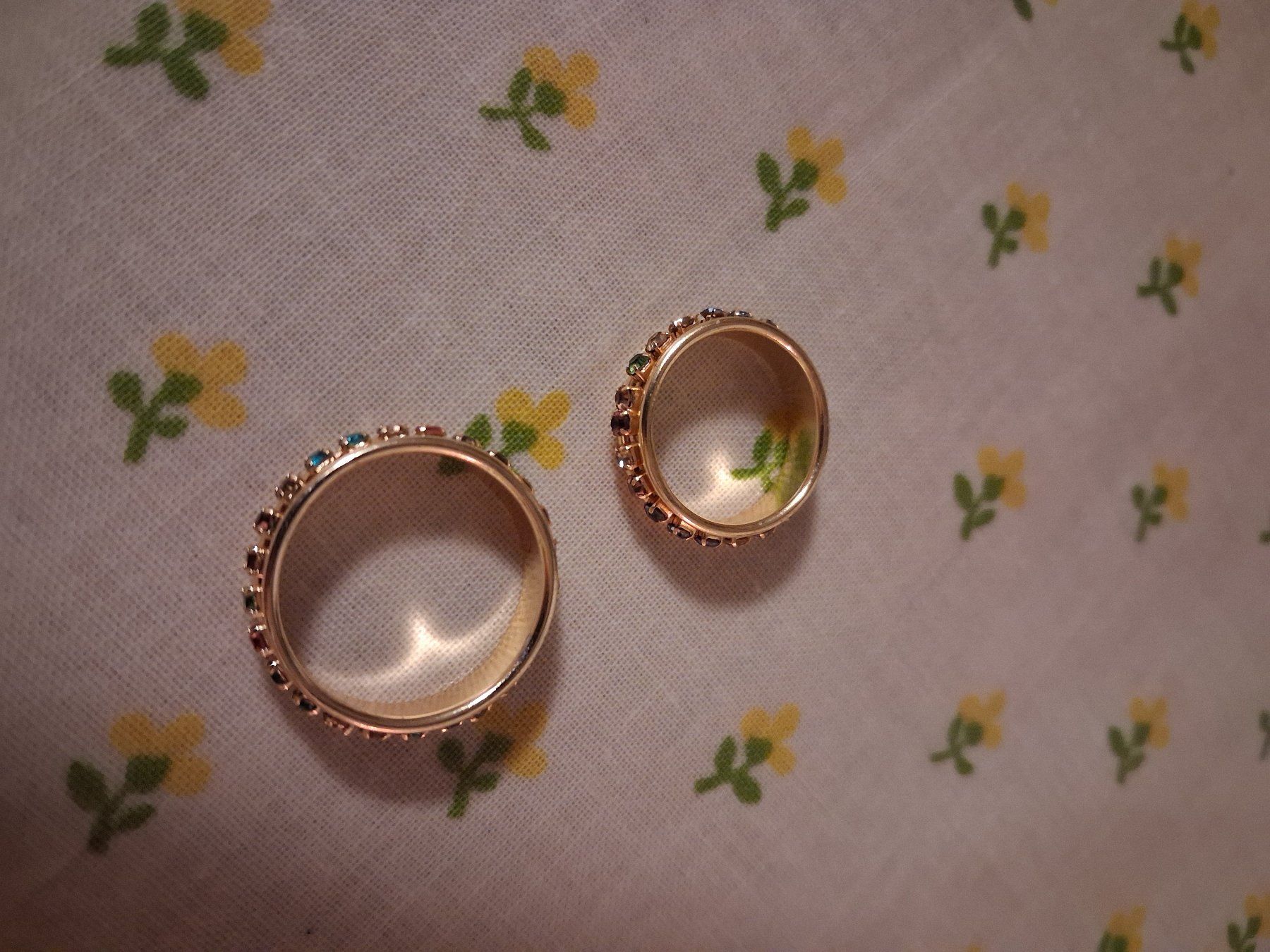 Anelli: 2 bunte Ringe, Modeschmuck, Goldfarben, NEU! – Nuovo e nell'imballaggio originale da Wald ZH venduto da e8e 6