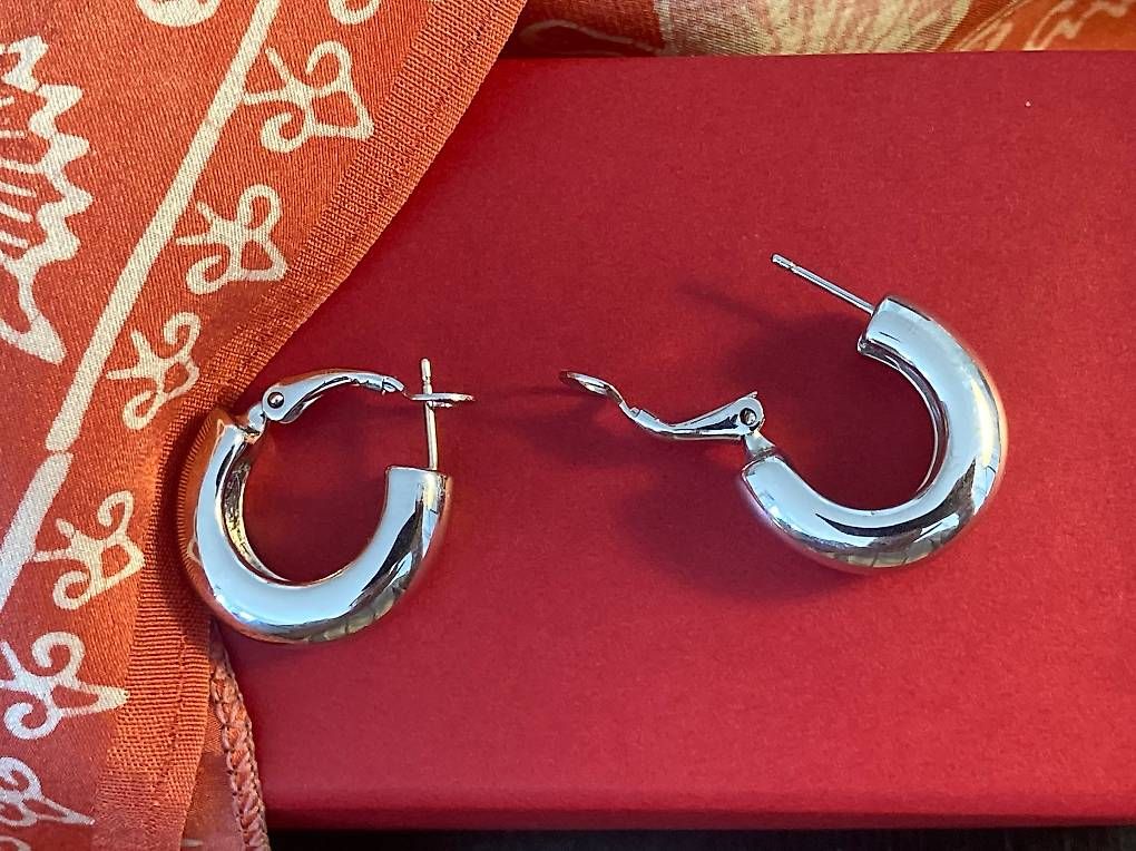 Ohrringe & -stecker: Ohrstecker: Creolen silber, Modeschmuck – Gebraucht aus St. Gallen von jbr_q7tx 1