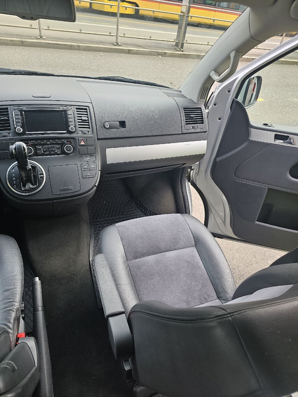 VW Camping Fahrzeuge: VW Multivan T5 2.0 BiTDI Automat 4Motion Highline DSG 180ps – Gebraucht aus Basel von top.seller 3