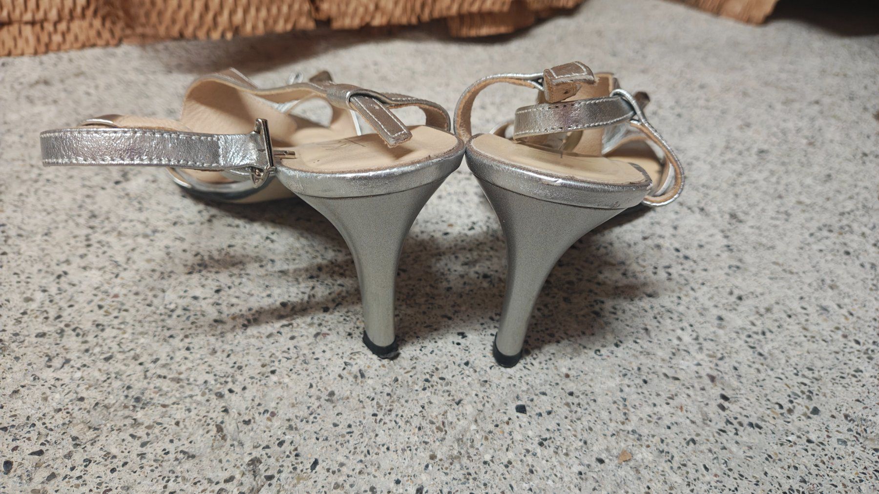 Chaussures femmes: Silberne Ledersandalen – D'occasion à Thalwil par hri_s2bq 1