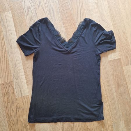 Schickes Camaieu Shirt, Gr. S, schwarz mit Spitze