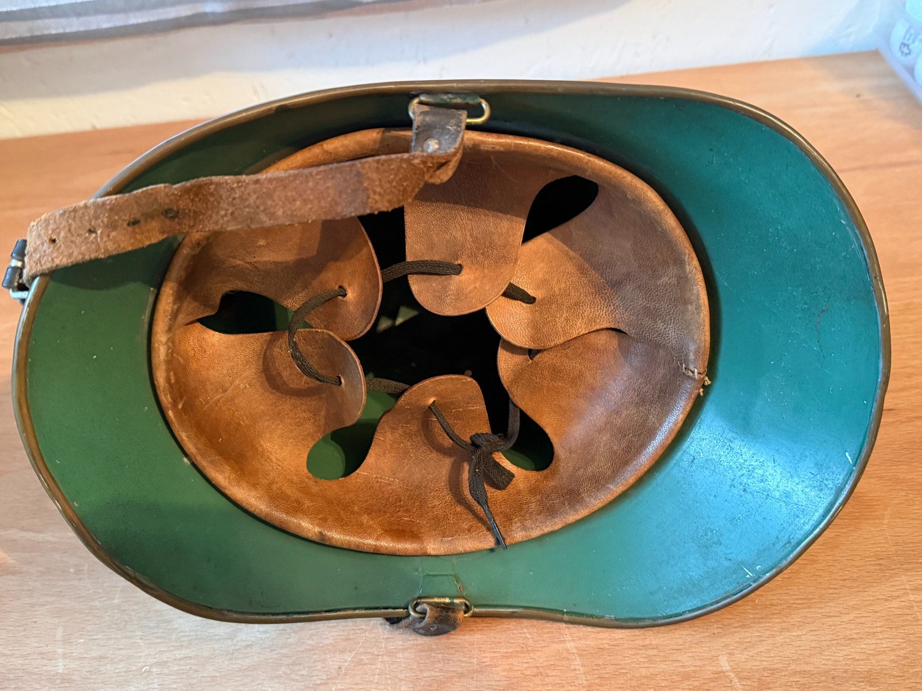 Abiti antichi: Antiker Schweizer Feuerwehrhelm um 1930 mit Messingkamm – Usato da Oetwil a.d. Limmat venduto da Seewurf 1
