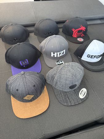 8x Snapback Caps - ungetragen