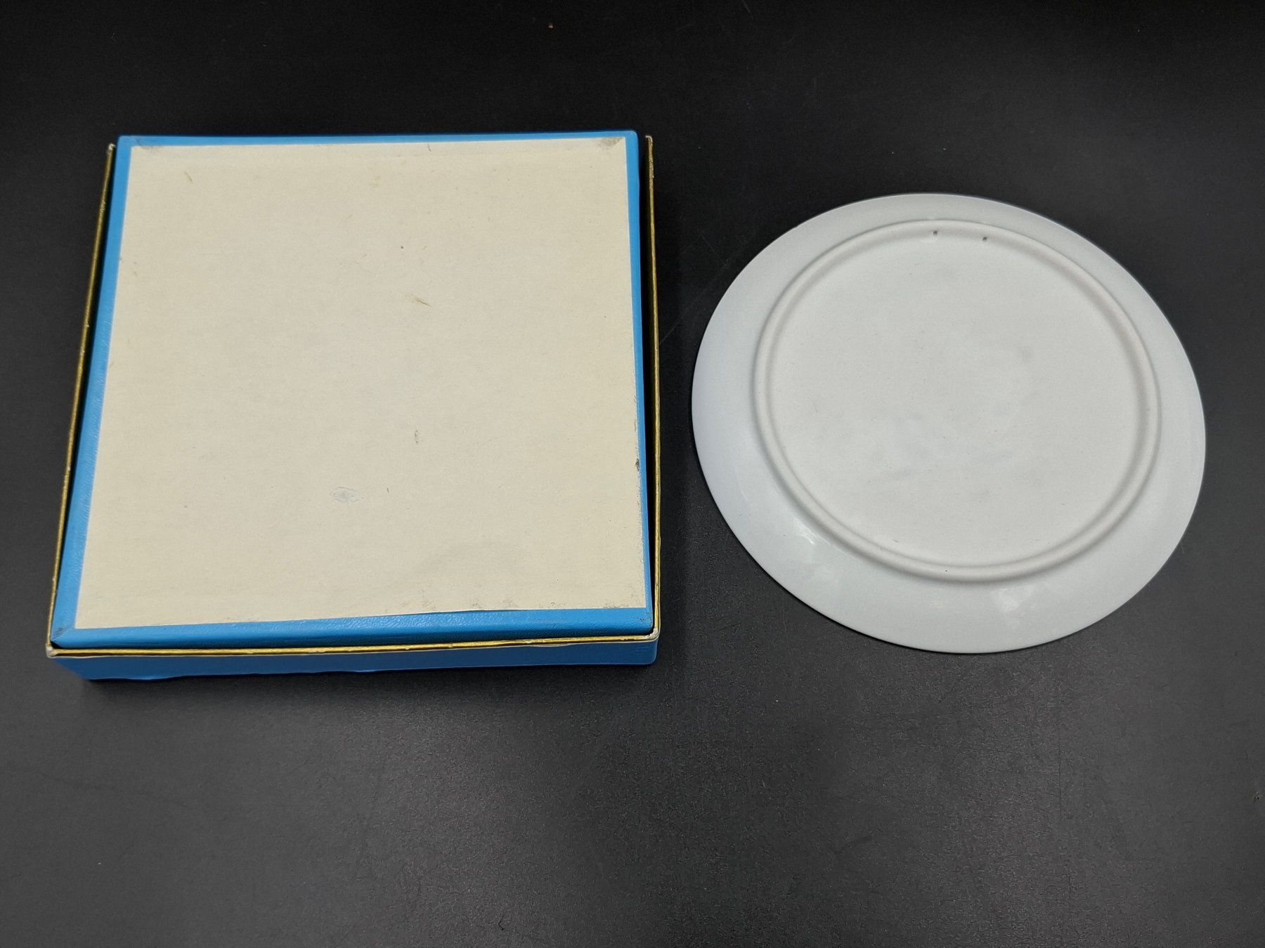 Herend Piatti: Herend Bisque Porcelain Relief Wall Plate Original Box – Usato da Zürich venduto da bruzolda 4