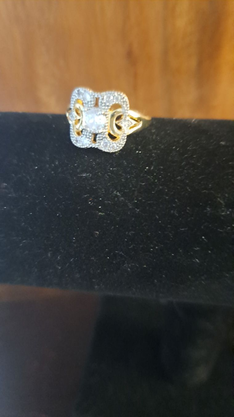 Anelli: bague avec similis taille 9 – Nuovo (secondo la descrizione) da Chêne-Bourg venduto da n4r_7kyb