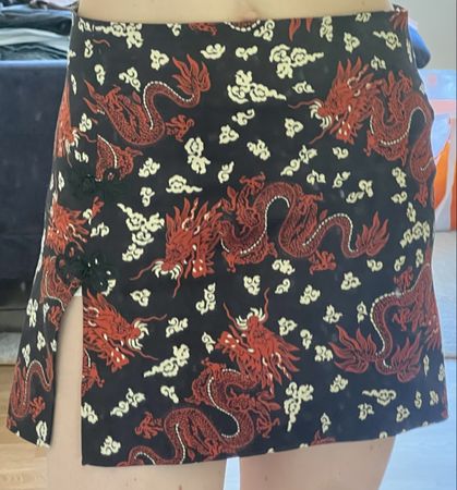 Minirock Zara Drachenmuster schwarz rot Grösse S
