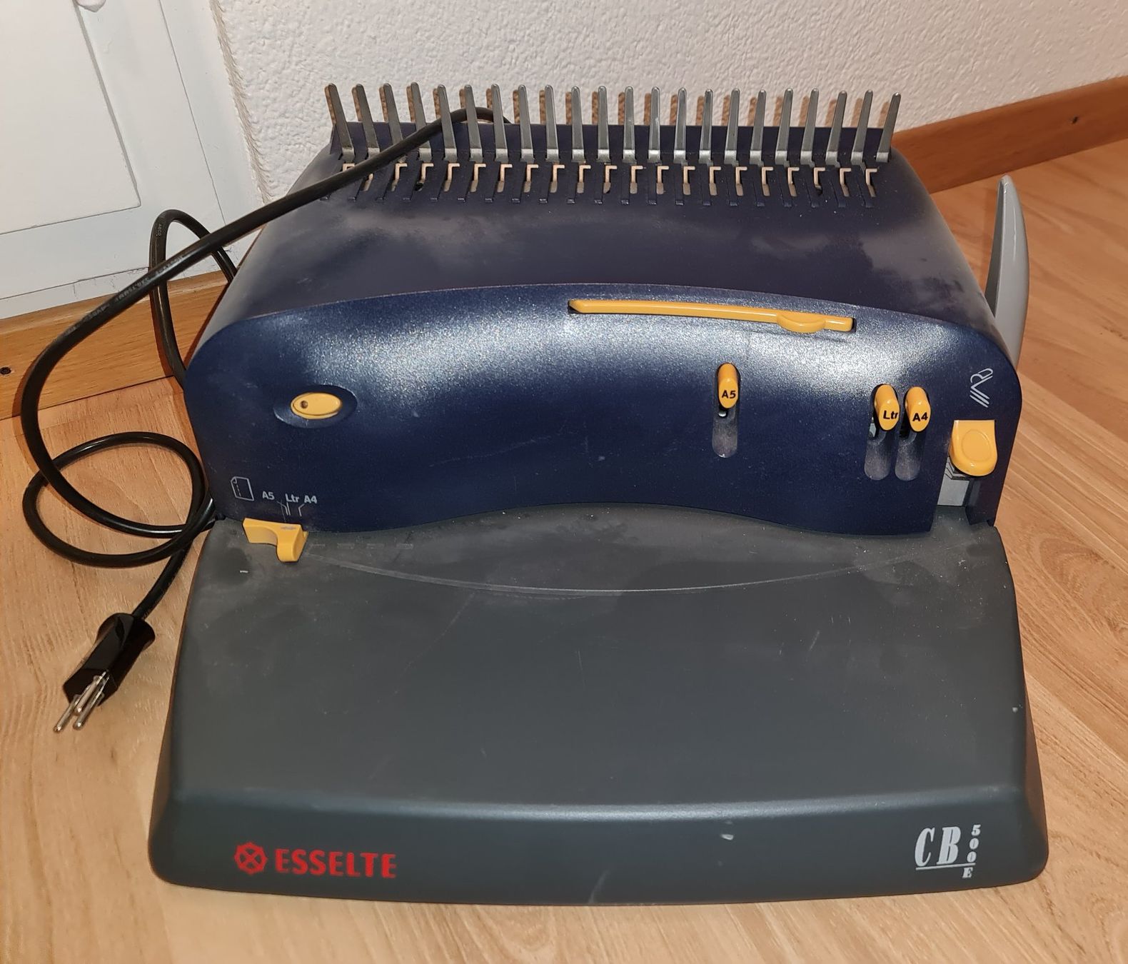 Macchine rilegatrici: Esselte Spiralbindegerät CB 500 E für Büro oder Hobby – Usato da Emmen venduto da Dirtsa 2
