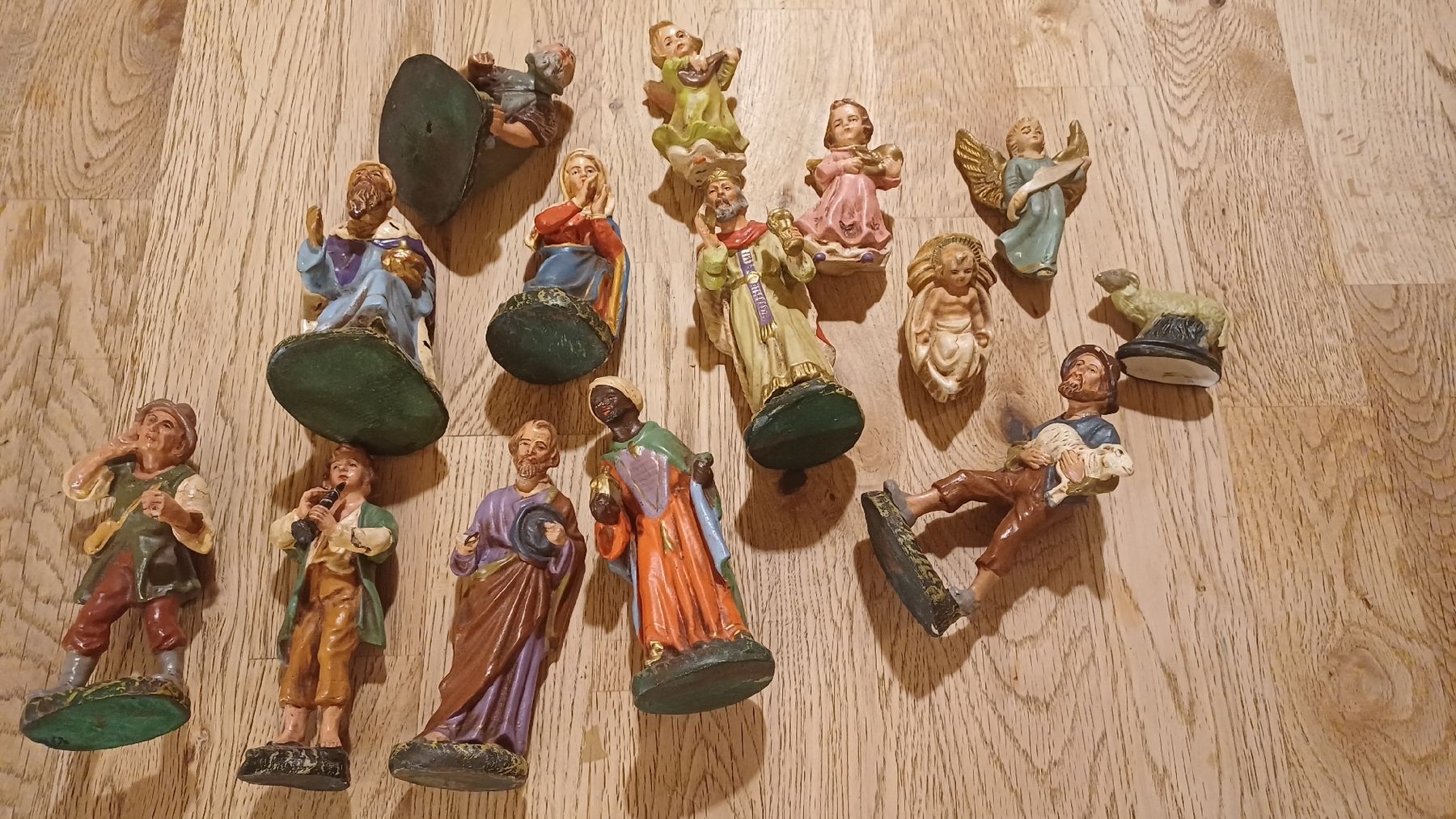 Statuette: Schöne Antike Krippenfiguren – Usato da Flawil venduto da Naphtali