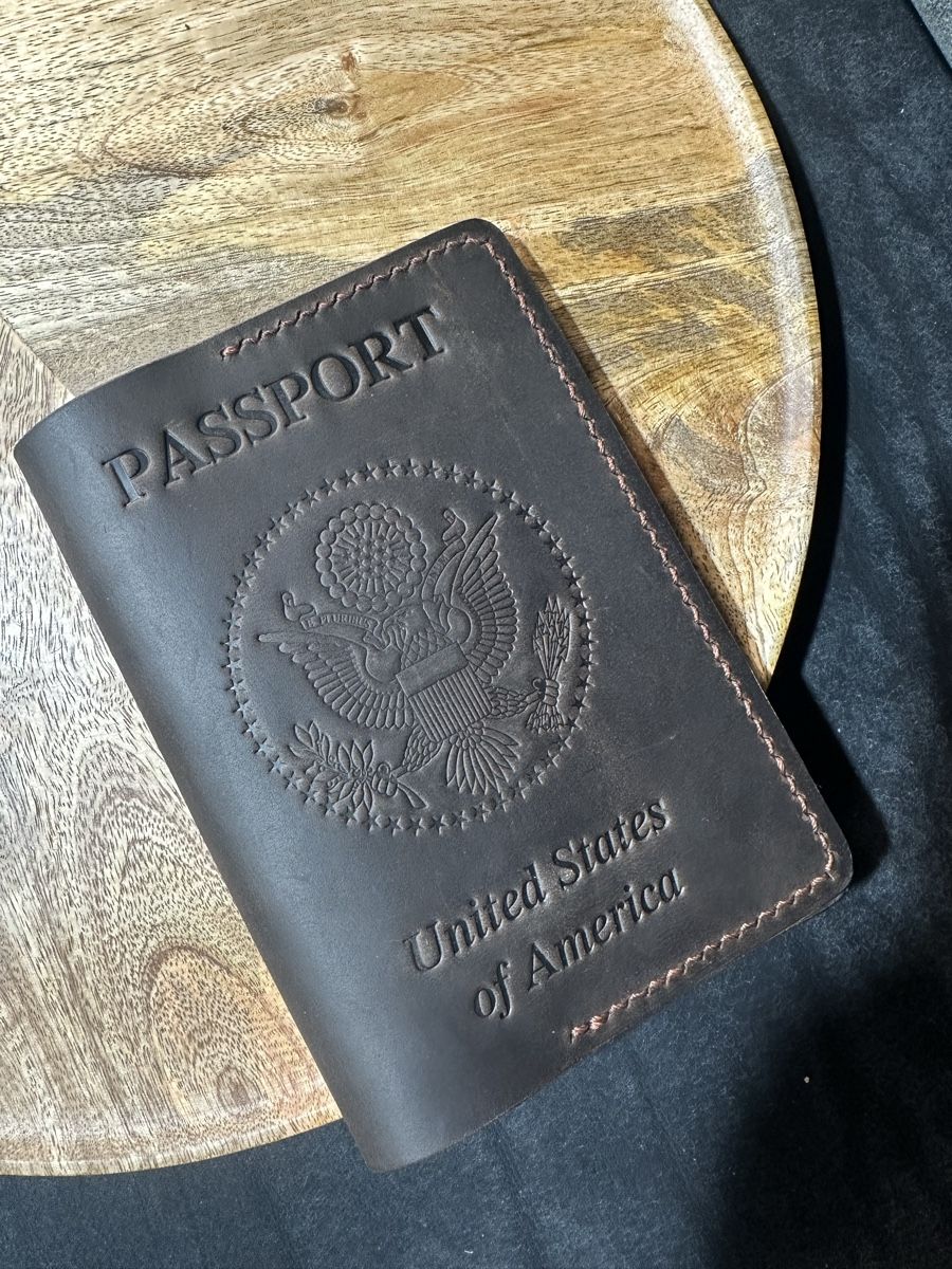 Cover & Protezioni schermo: Handgefertigte Reisepasshülle aus echtem Leder – Nuovo e nell'imballaggio originale da Mettmenstetten venduto da vad_57p2 1
