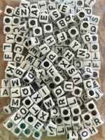 Bastelperlen Buchstaben Würfelform bunt, 200 Stück