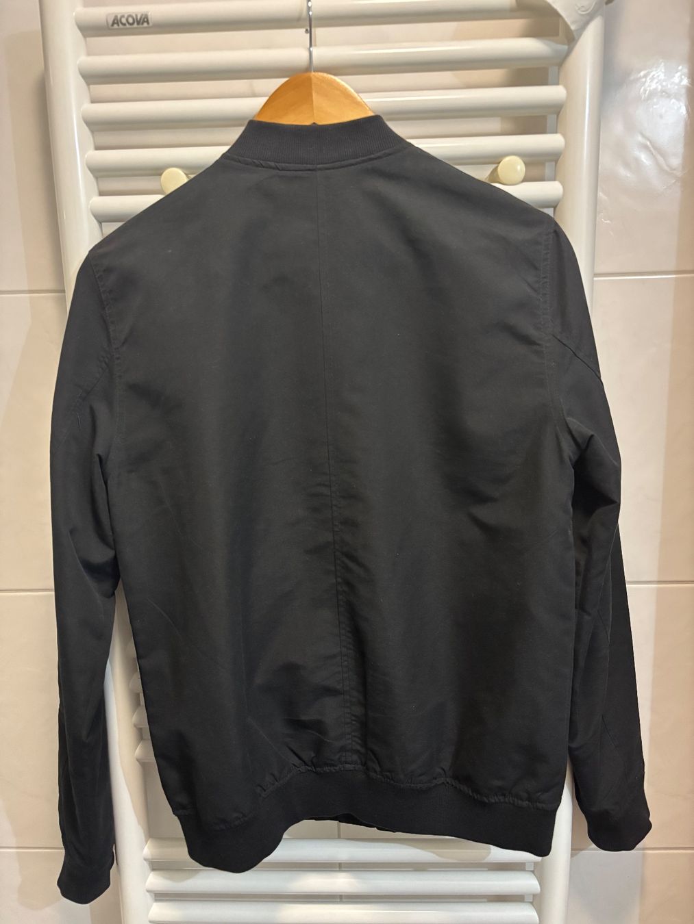 Giacche: Clockhouse Black Bomber Jacket XS - Stylish & Lightweight! – Usato da Belfaux venduto da vik_c6z2 1