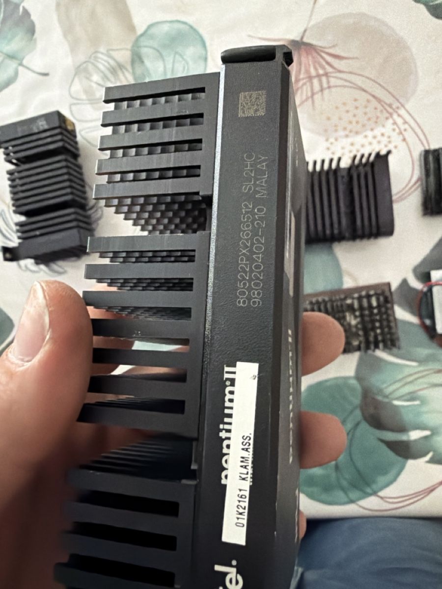 Componenti elettronici: Lot de processeur Slot 1 – Difettoso da Martigny venduto da capri2800 3