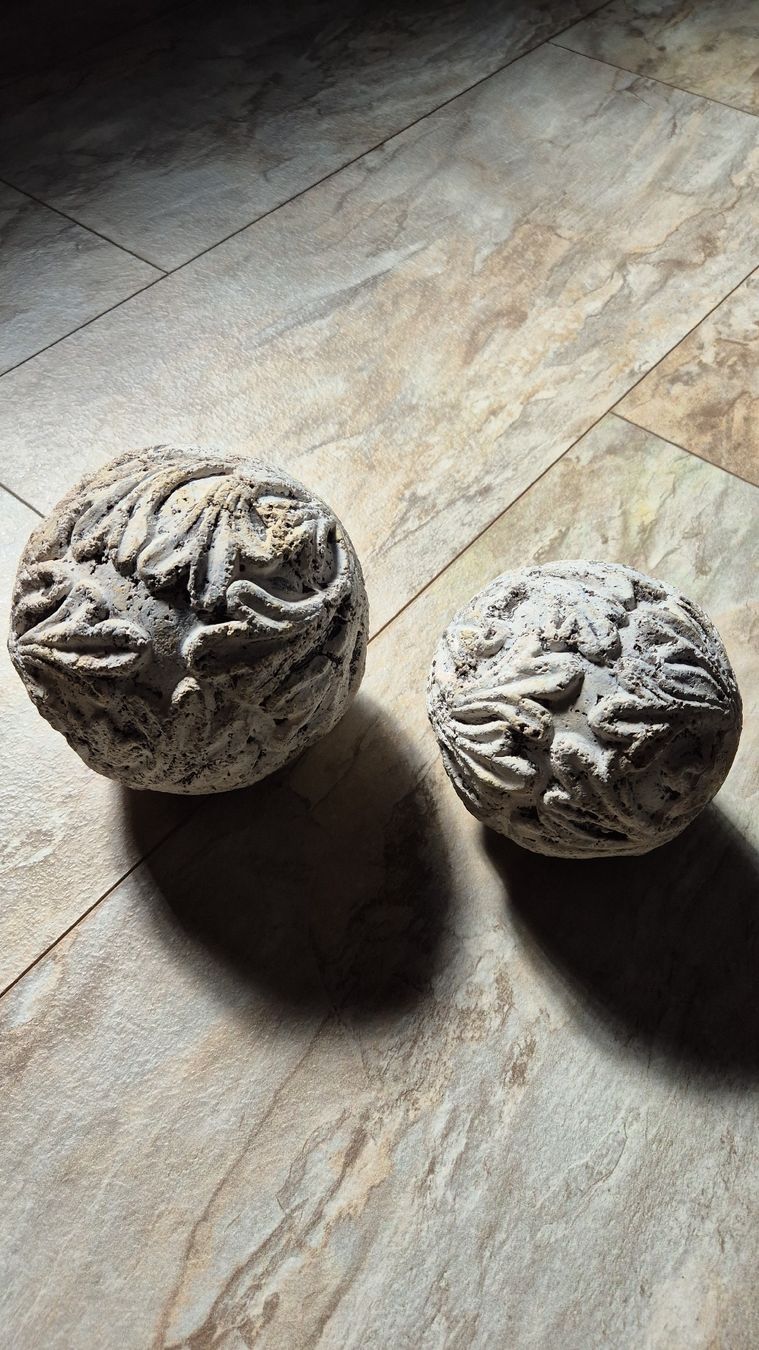 Tutte le decorazioni: 2 Deko Kugeln/Kugeln Steinkugeln mit Blumenmuster  – Usato da Dulliken venduto da sa_st