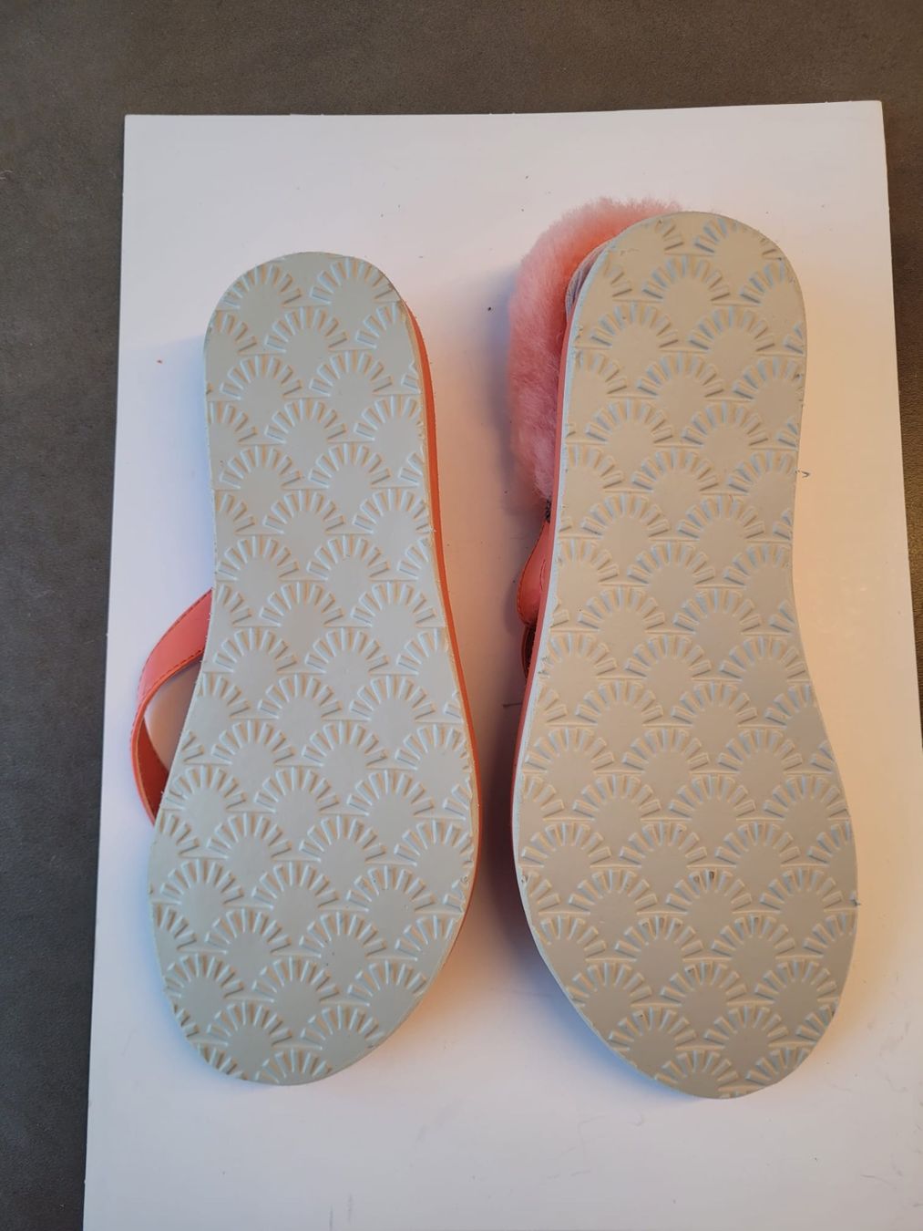 Ugg Scarpe da donna: UGG Flip Flops mit Fell, Koralle, Gr. 38, NEU – Nuovo (secondo la descrizione) da Basel venduto da sep_sn6x 4