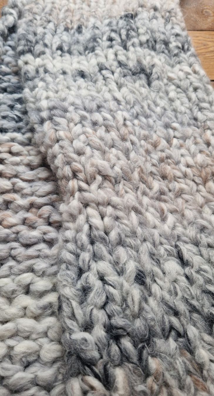 Foulard & Sciarpe: Selbstgestrickter Schal – Usato da Luzern venduto da Lucan_Valerius 1