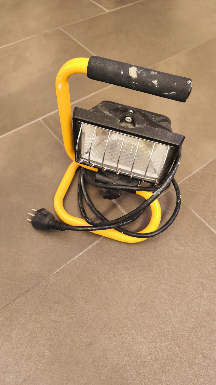 Lampade: Scheinwerfer Ayce | 150W – Usato da Niederurnen venduto da TechReUse