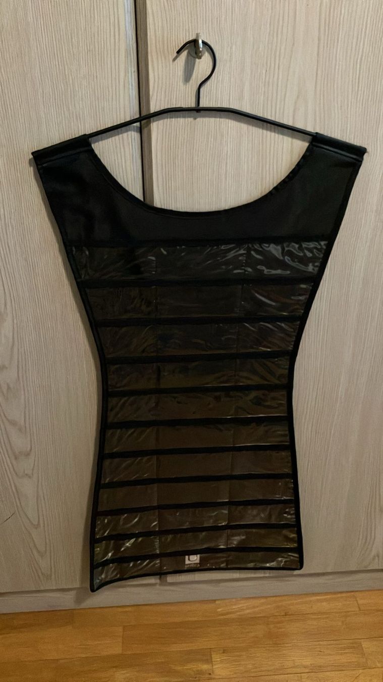 Kleiderbügel: Porta gioielli da appendere, plastica nera – Neu (gemäss Beschreibung) aus Melano von H-Sara 1