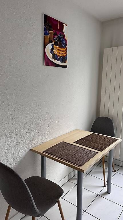 Set di tavolo e panche: Esstisch mit 3 grauen Stühlen – Usato da Uzwil venduto da vik_gbv7