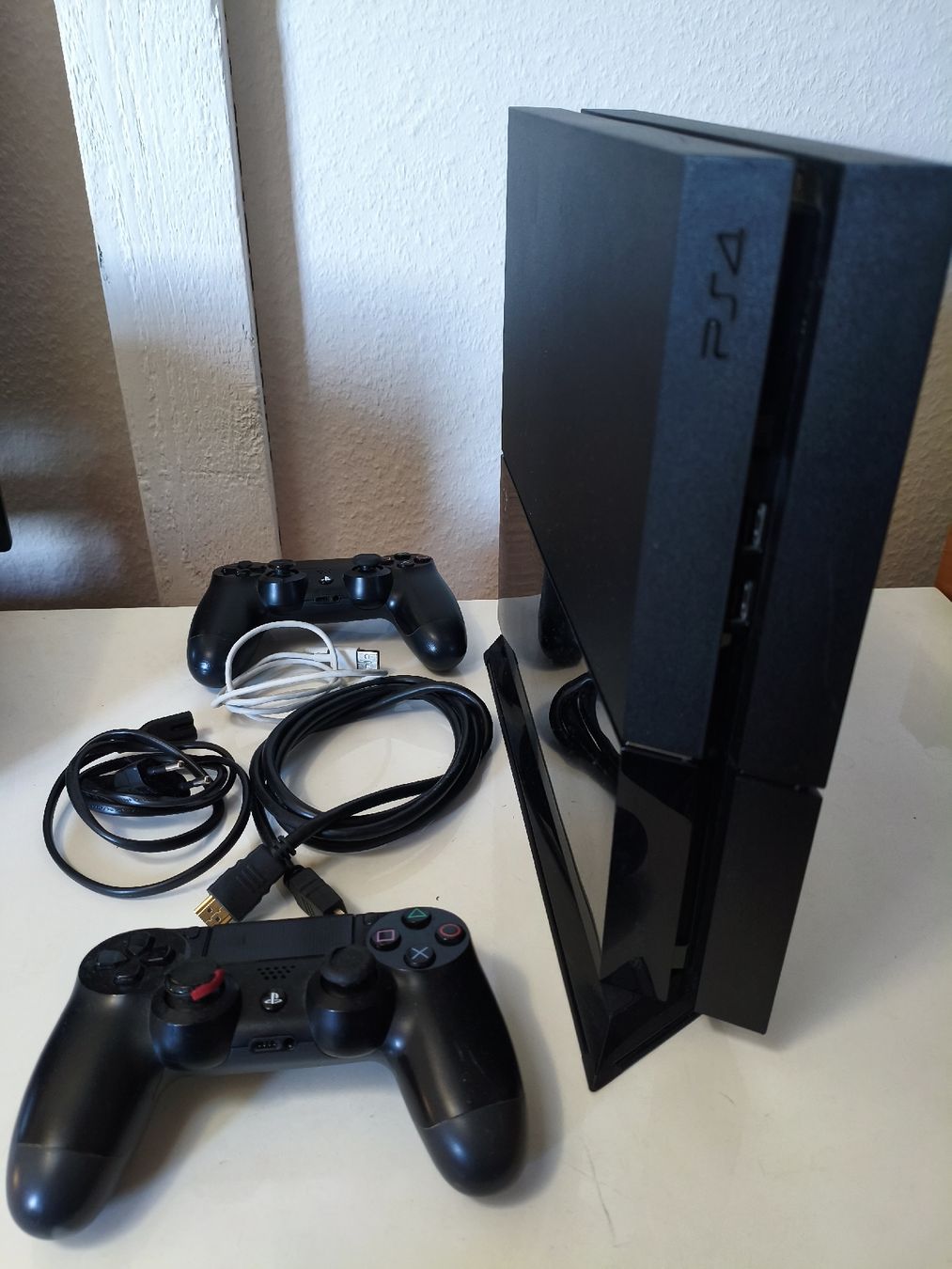 Sony Konsolen: Playstation 4 mit 2 Controller – Gebraucht aus Stans von thomin8989