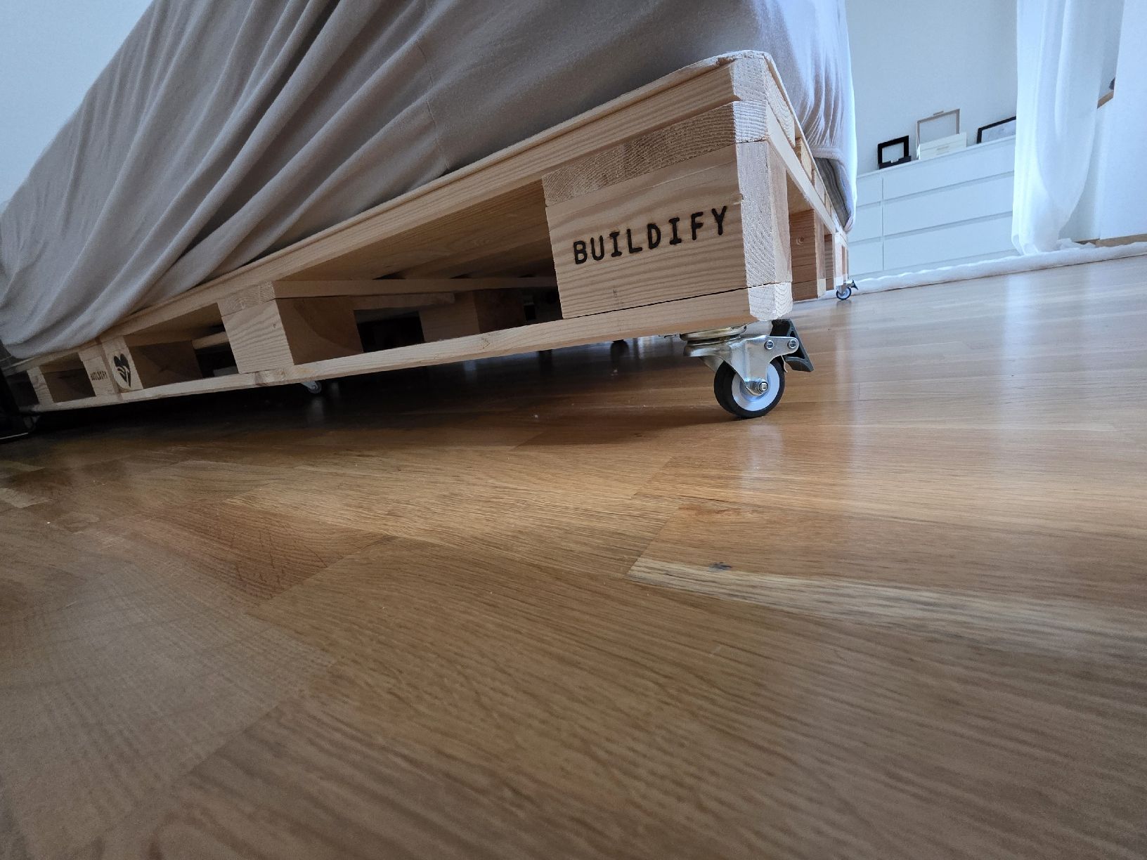 Betten: Bettgestell Palettenbau mit Rollen  – Gebraucht aus Lommiswil von Christian.Laslo 3