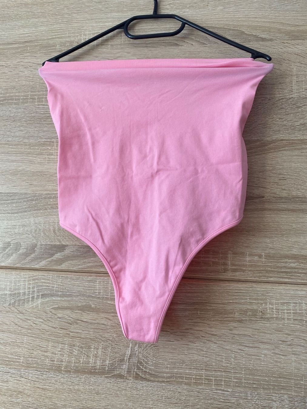 Bershka Top: Body rose épaules dénudées – Nuovo (secondo la descrizione) da Montreux venduto da Izapechee