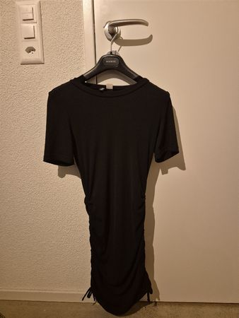 Schwarzes Basic-Kleid