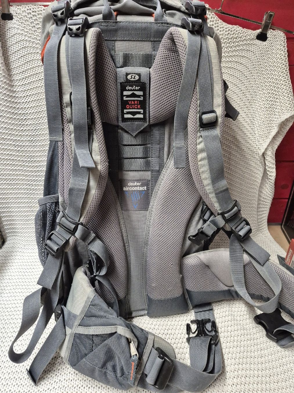 Deuter Zaini: Deuter Rucksack Act Lite 35 + 10 L Orange grau – Usato da Merligen venduto da muss_haben 1