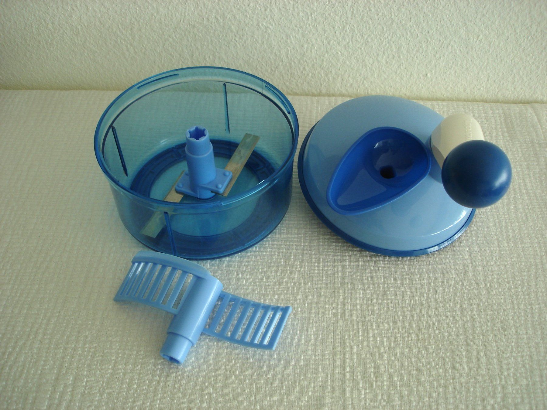 Tupperware Elettrodomestici da cucina: Tupperware Quick Chef Blau mit praktischer Kurbel – Usato da Regensdorf venduto da anna059 2