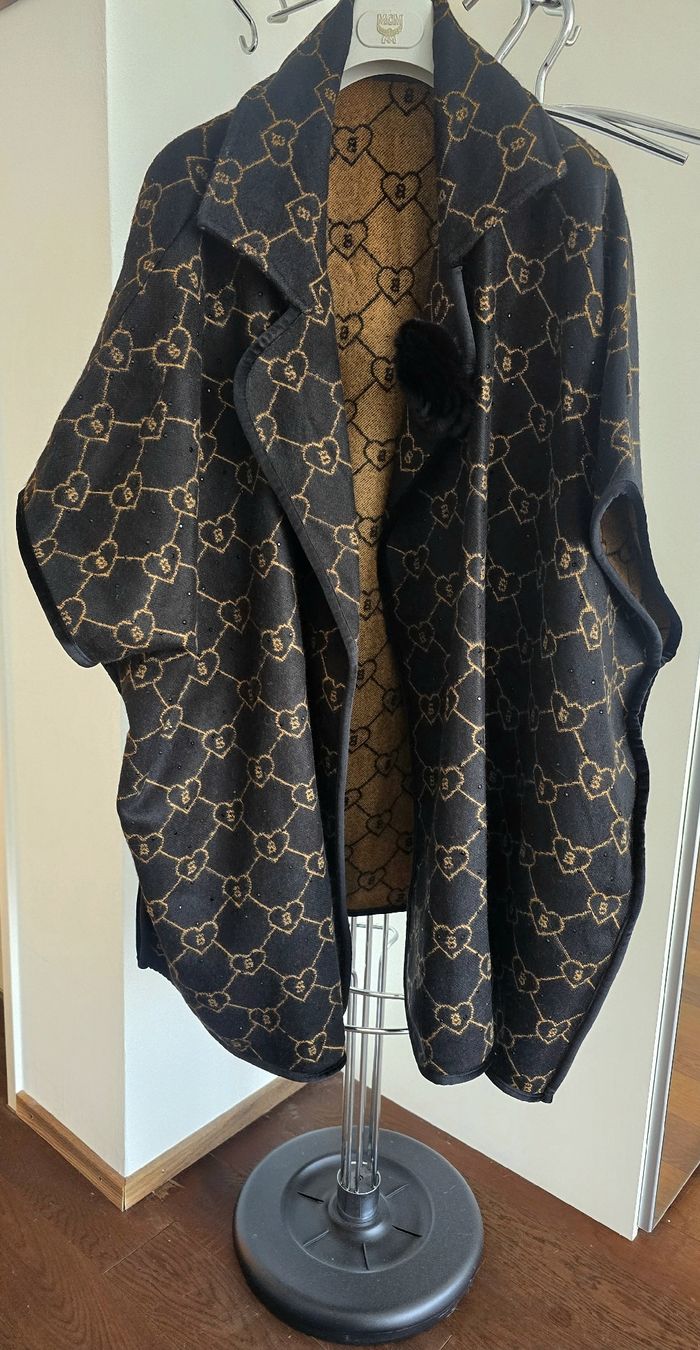 Jacken: Oversize-Poncho mit Strasssteinen – BLUGIRL – Neu (gemäss Beschreibung) aus Rorschacherberg von Olgamedved 1