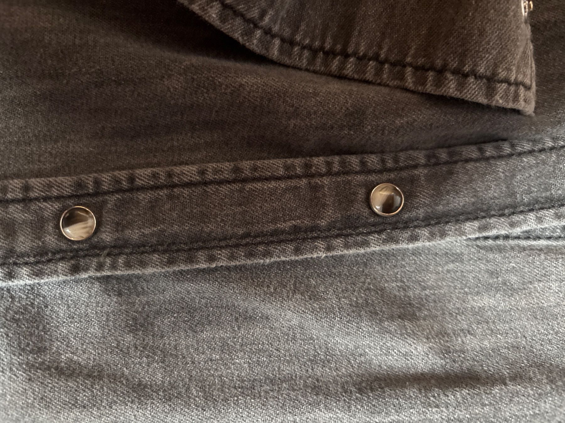 Sezane Blusen: Chemise Sezane grise taille 32 – Gebraucht aus Lajoux JU von plise 2