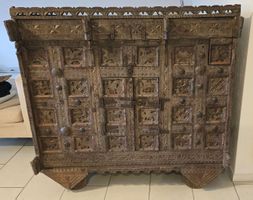 Antiker Schrank mit Elefanten-Schnitzerei