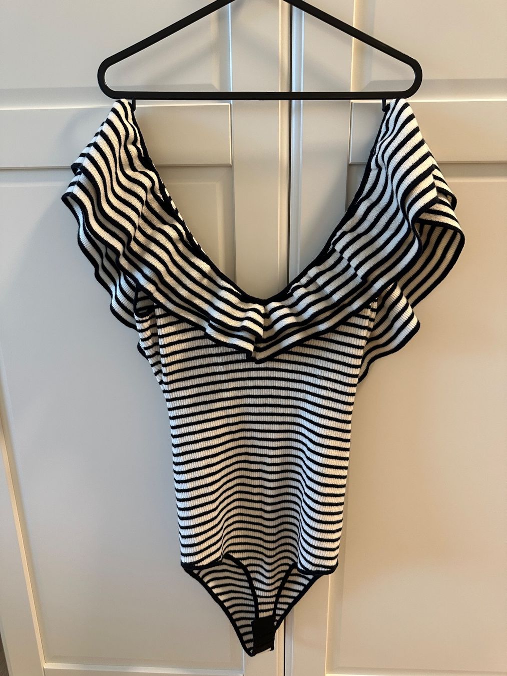 Sezane Top: Sezane Bodysuit – Nuovo (secondo la descrizione) da Fällanden venduto da jen_5rbs