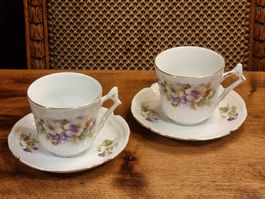 2 antike Porzellan Gedecke um 1900 Blumen Relief Gold