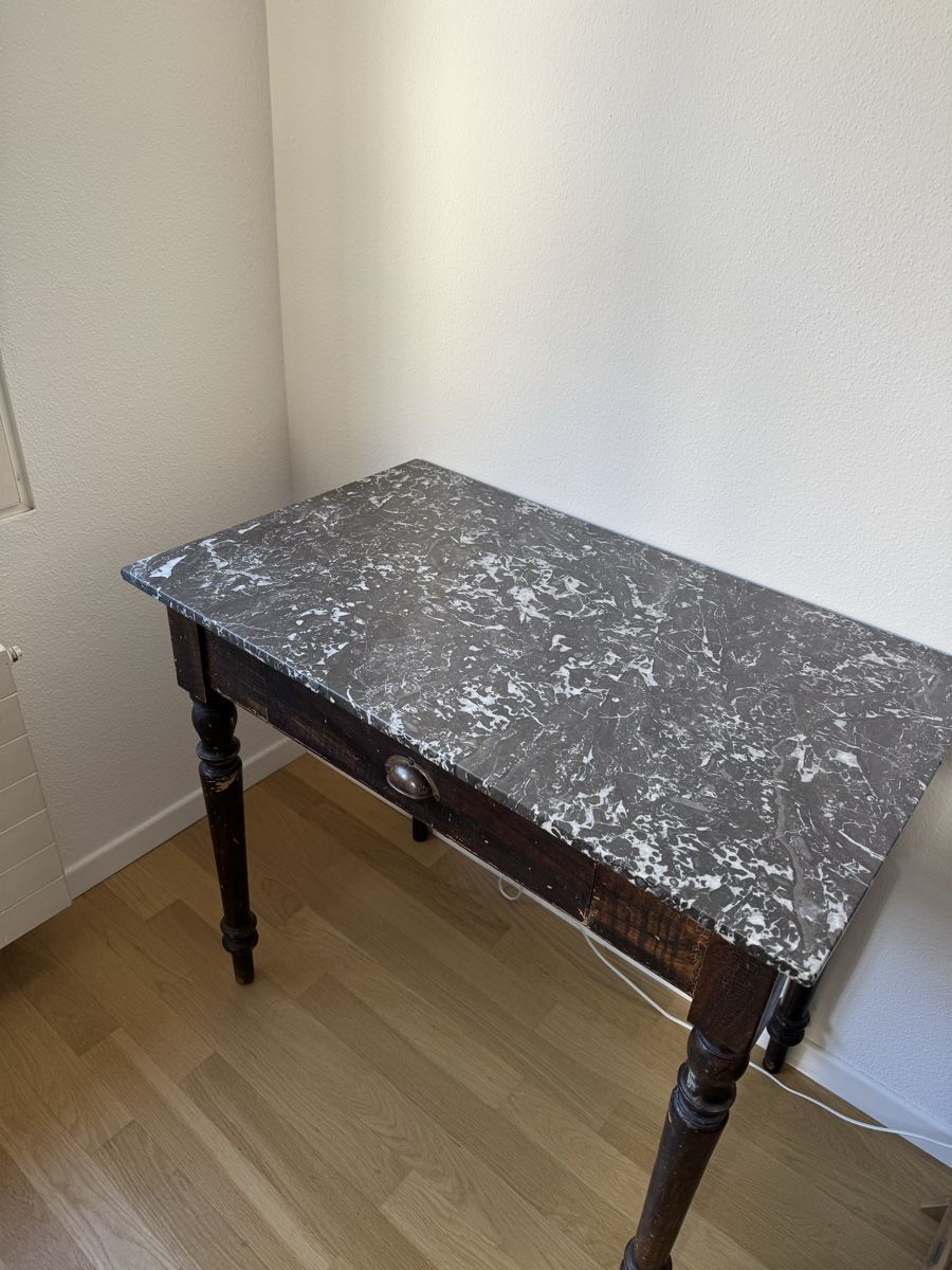 Tavoli: Antiker Tisch mit Marmorplatte – Usato da Basel venduto da hurschlp 5