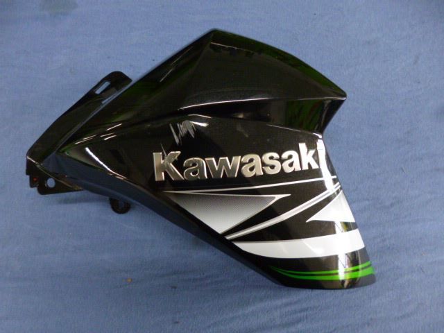 Kawasaki Tutti i ricambio per moto: Kawasaki Z800 / 2014 Kühlerabdeckung rechts – Usato da Rothrist venduto da THEI2