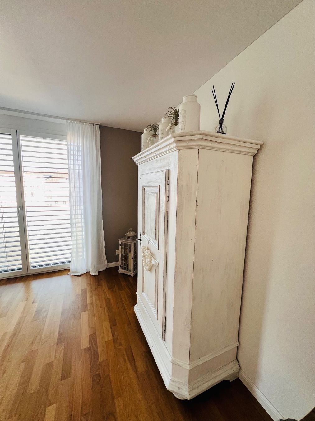 Armoires: stylischer Holzschrank weiss – D'occasion à Buchrain par ARNA1102 1