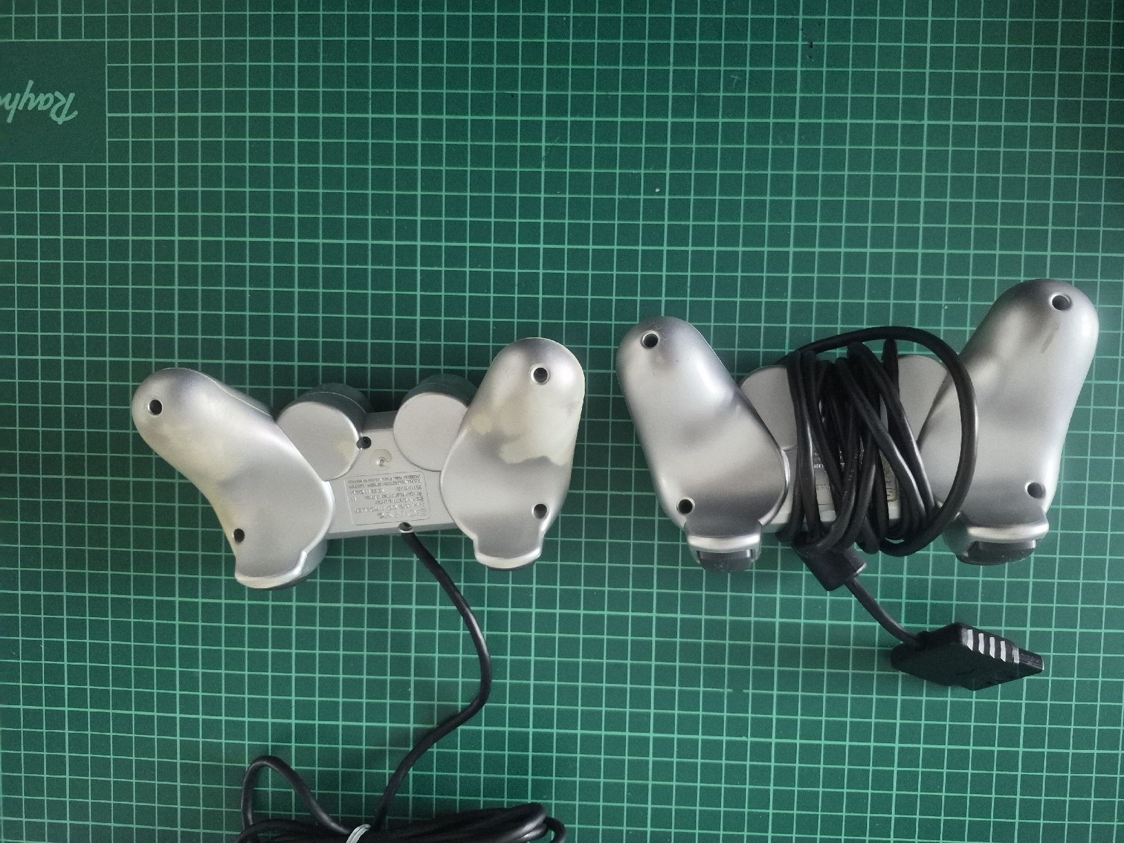 Sony Controller: 2x Sony PlayStation 2 Controller Silver PS2 – Gebraucht aus Meyrin von Retro-GZ 1