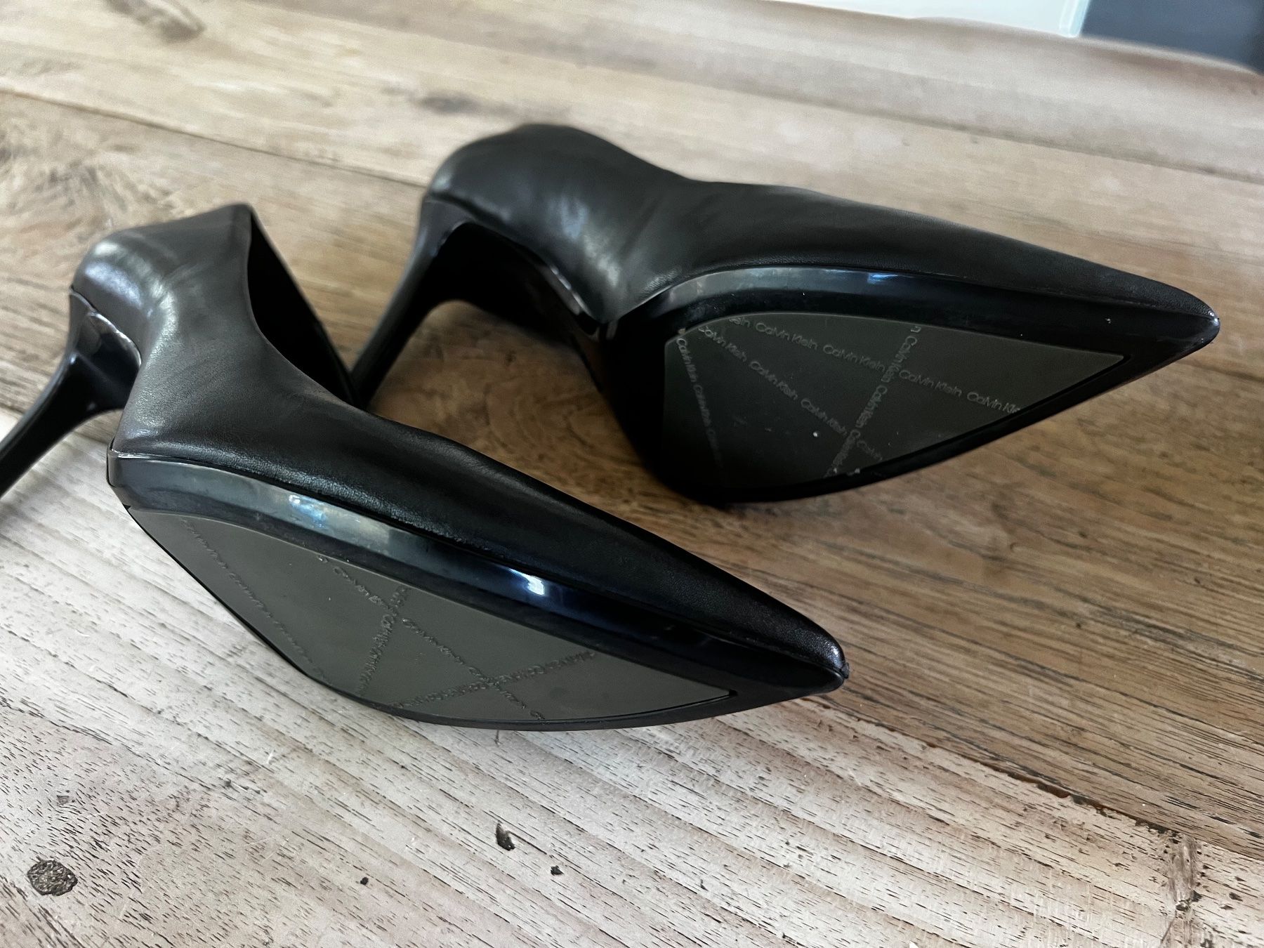 Calvin Klein Chaussures femmes: Schwarze Calvin Klein Pumps – D'occasion à Chur par MarcusinChur 3