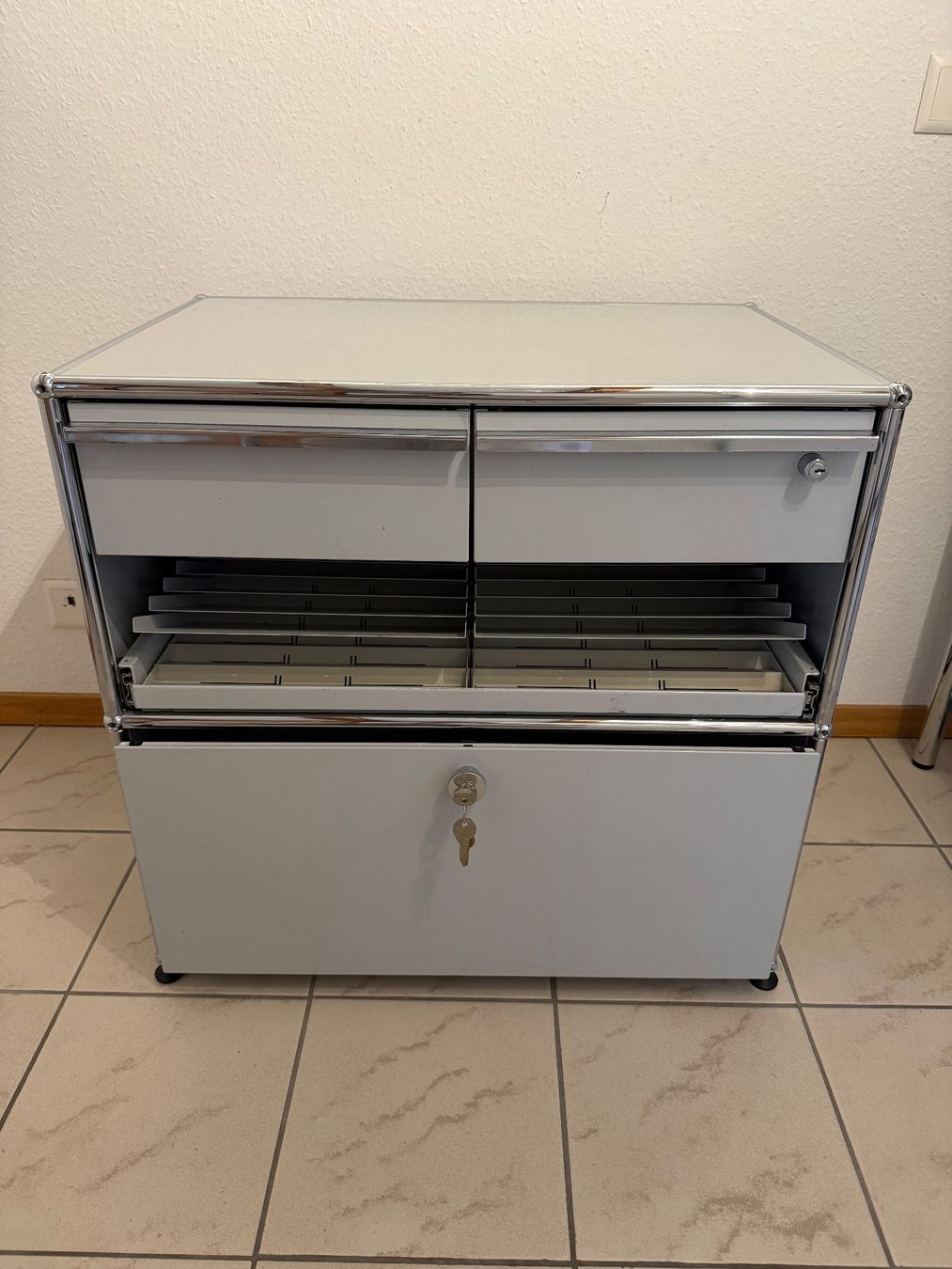 USM Cassettiere: USM Beistellmöbel Container 75x50cm lichtgrau – Usato da Appenzell venduto da Bornmed